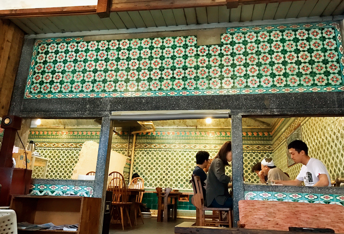 澡堂改造成的Café Sarasa，保留了原有澡堂內部的許多細節，陶瓷面磚的花樣古典豔麗。（攝影：李清志）