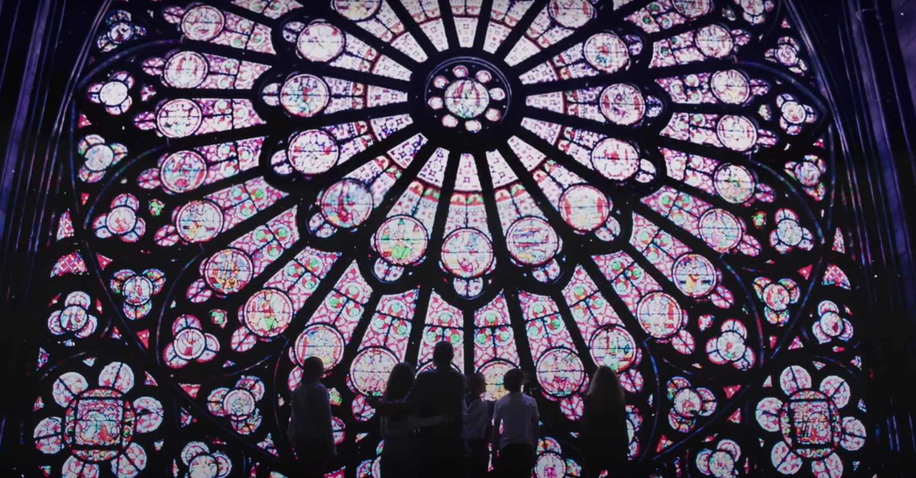 「永恆聖母院」擬真程度讓人驚艷，甚至造訪過聖母院的人，也不可能擁有這樣跨時空、地域的體驗。（圖片來源：Youtube影片截圖）