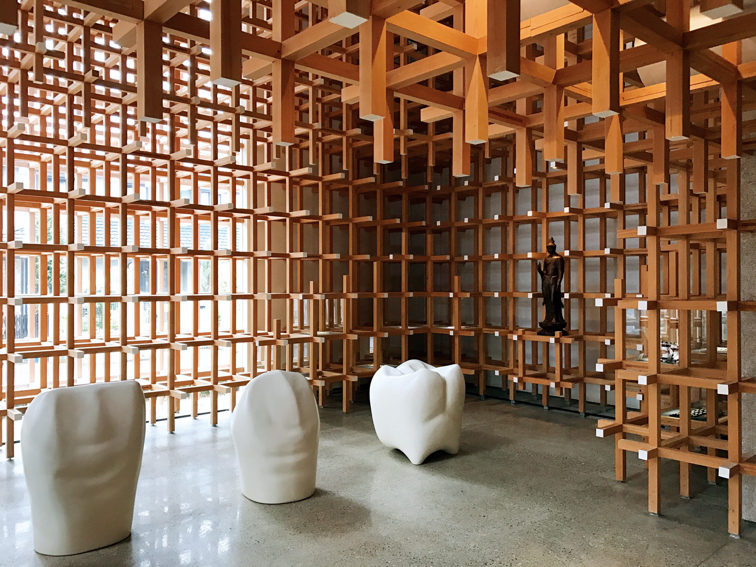 大廳空間中放置著巨大的牙齒模型，門牙、臼齒與犬齒的巨型白色模型，就像是現代雕塑品一般。（圖片來源：李清志）