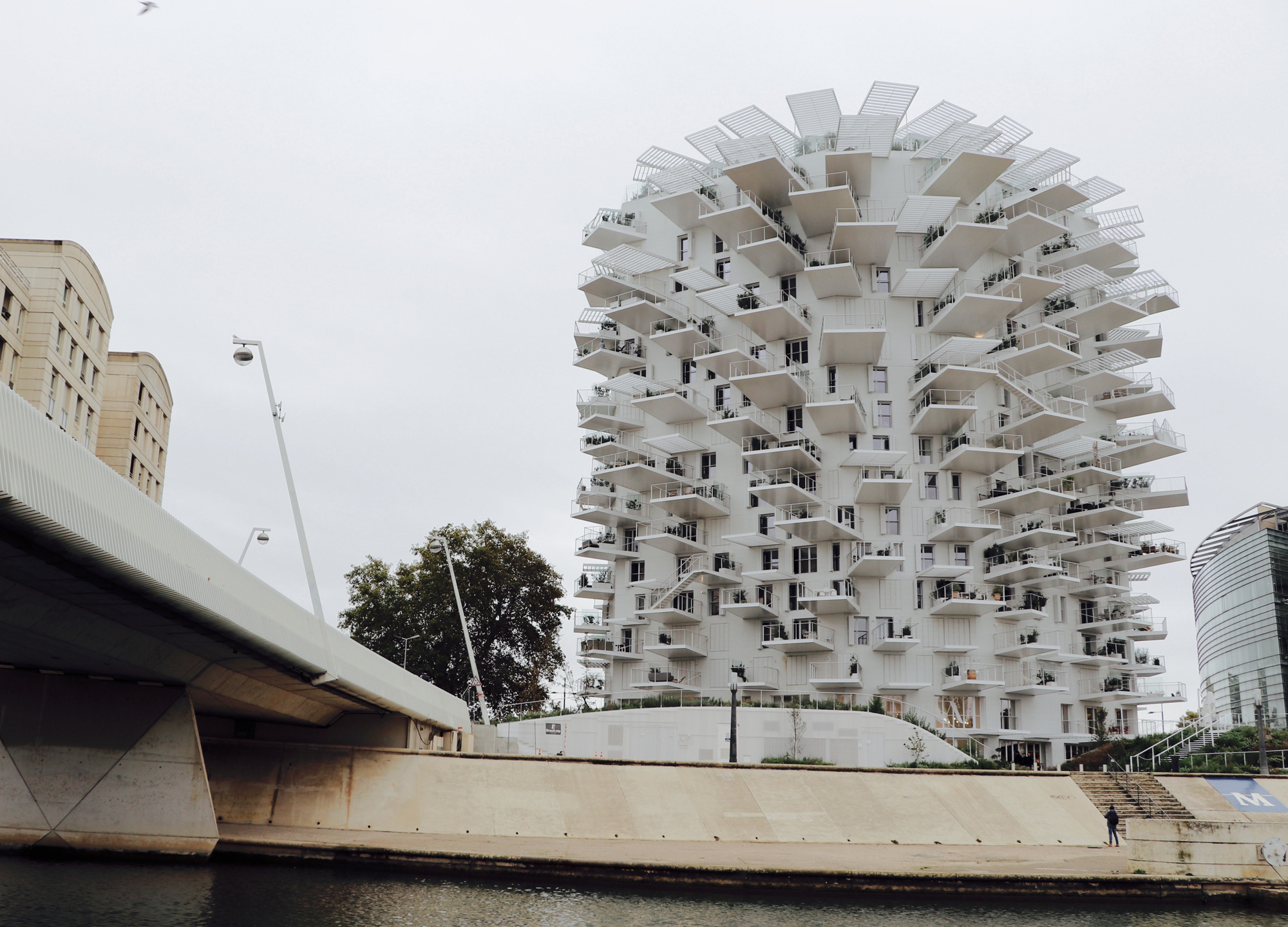 南法蒙彼利埃的這棟白色巨塔，由日本建築師藤本壯介設計。（攝影：李清志）