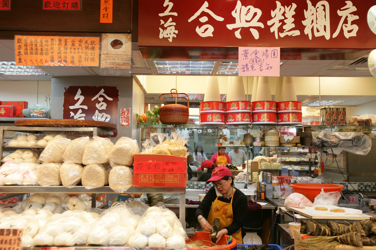 「合興糕糰店」的上海鬆糕和桂花方糕，是蔣宋美齡跟蔣方良兩位官夫人的心頭好。（攝影：陳炳勳）