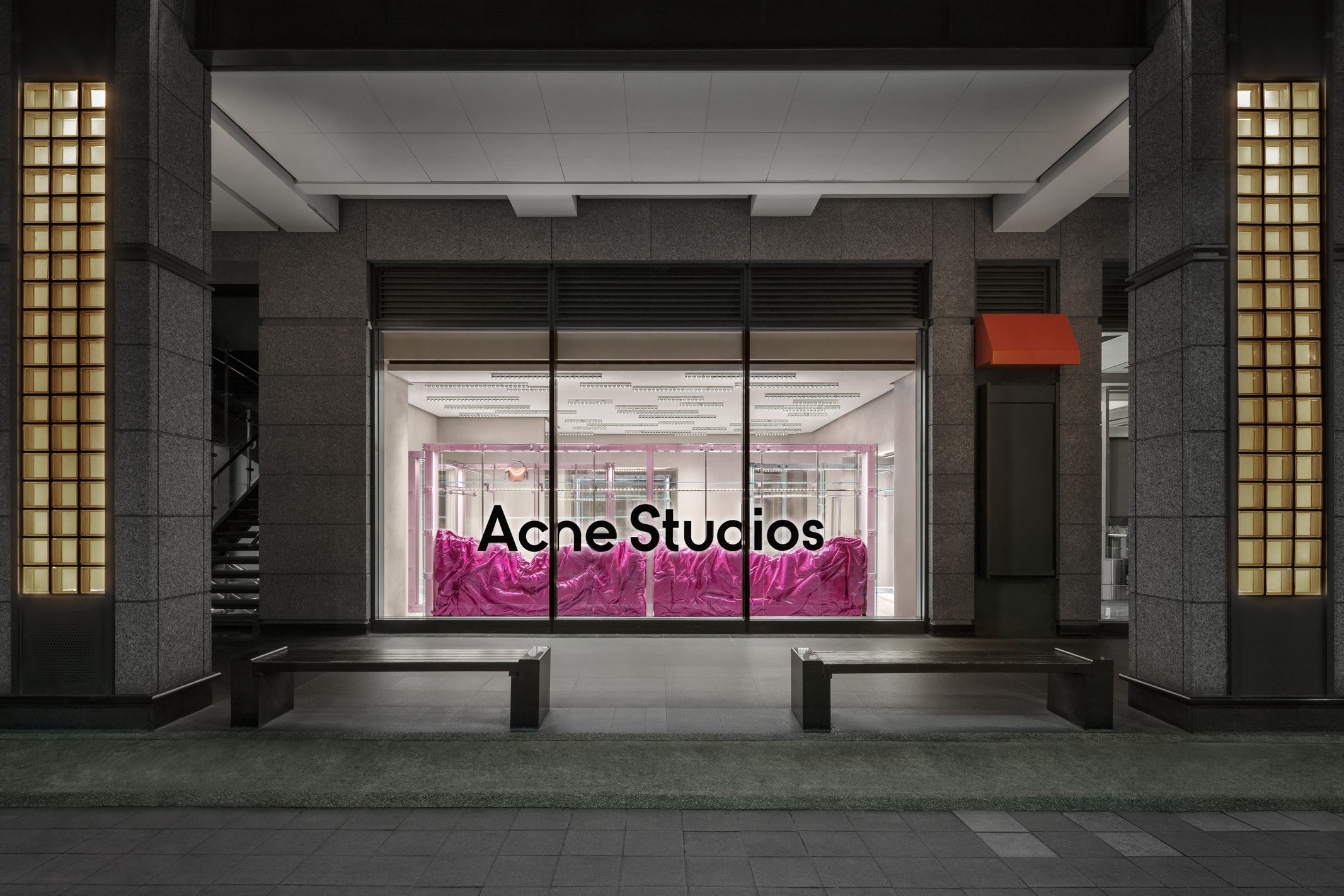 Acne Studios台灣首家專賣店於10月26日開幕，鑲著玻璃的粉紅色陽極氧化金屬展示櫃，賦予棱角分明的簡約個性。（圖片來源：Acne Studios）