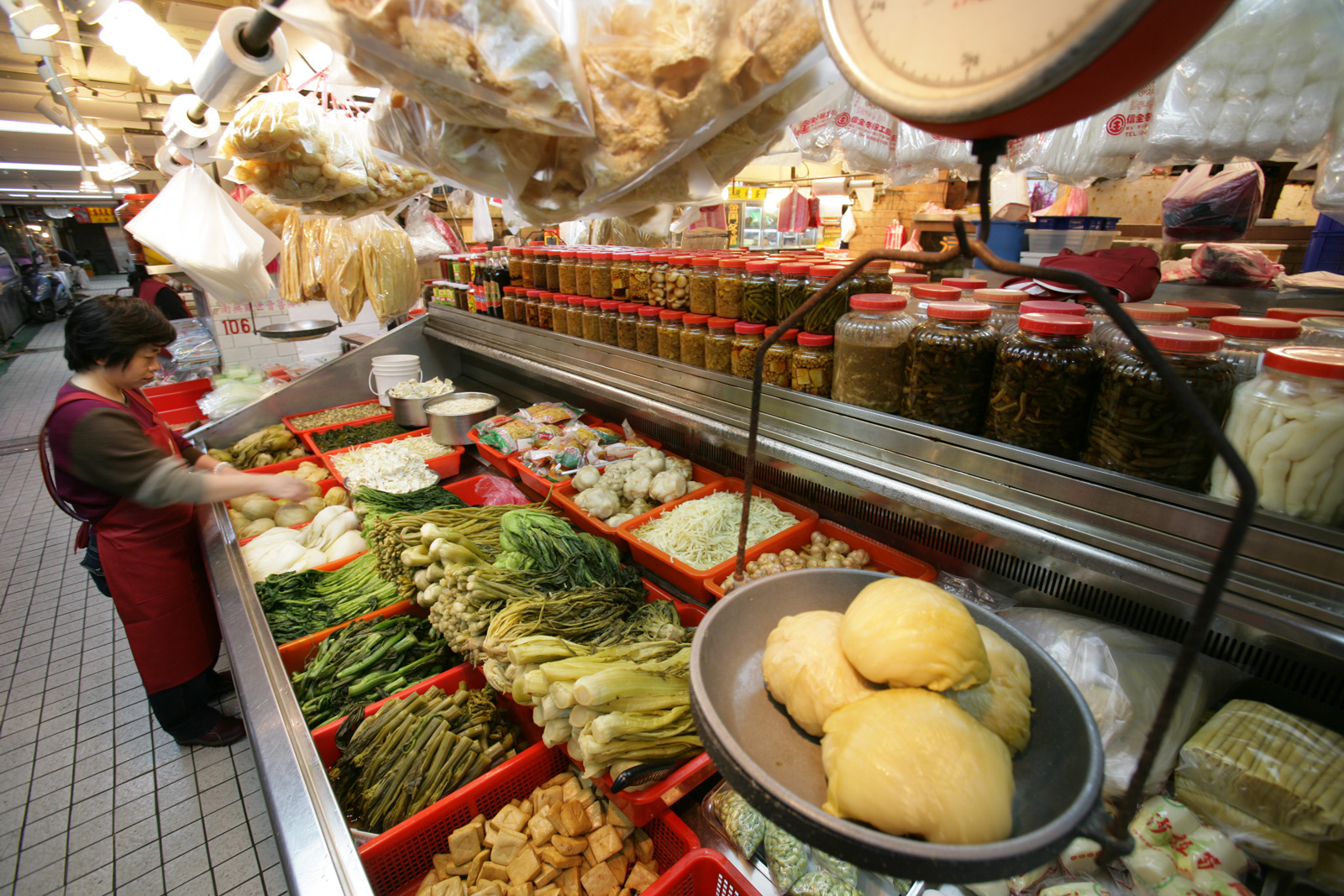 南門市場陳媽媽的鹹菜多達十種以上，任君挑選。（攝影：陳炳勳）