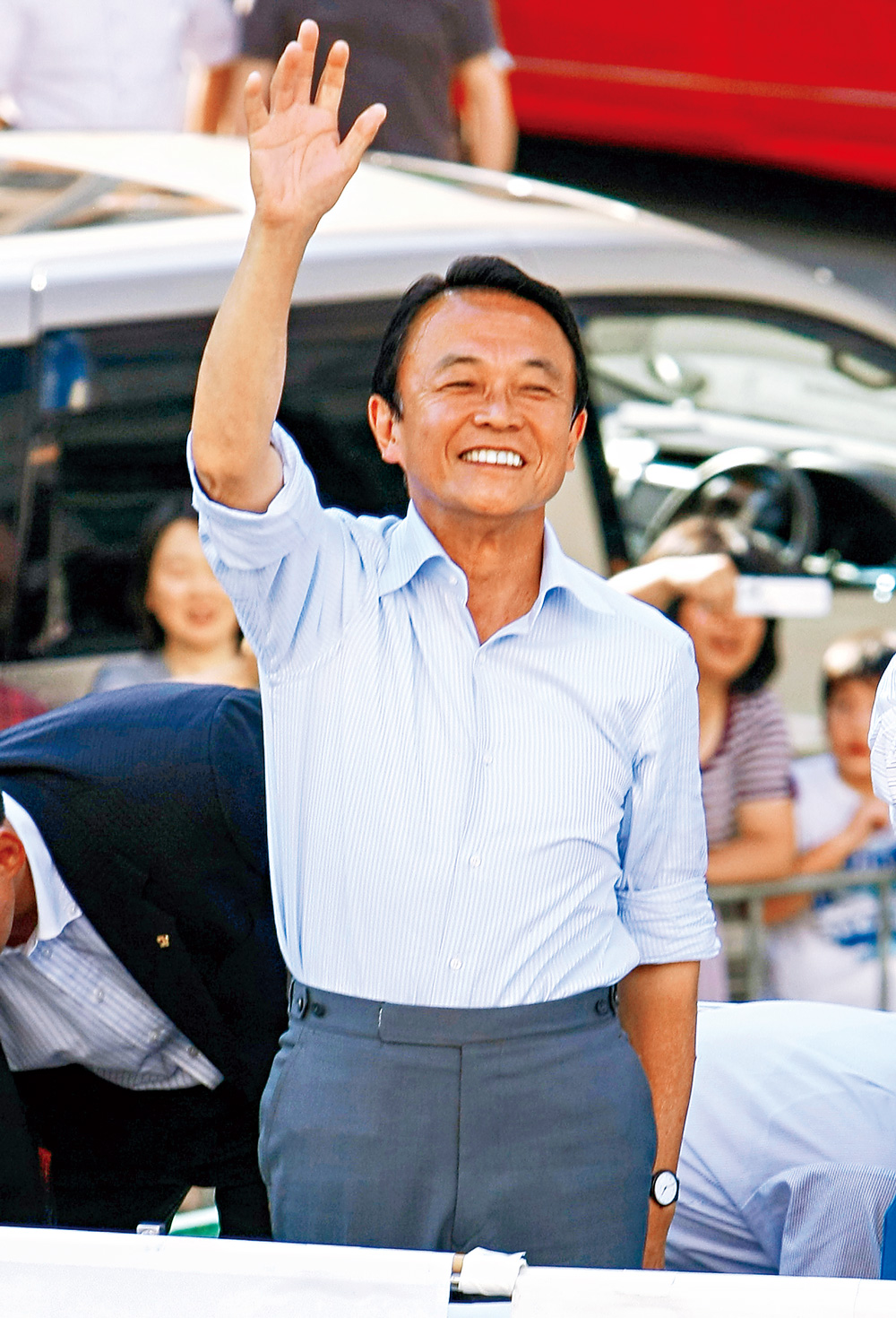 麻生西裝褲上的延長腰頭設計，影響比例與品味，強化雅士氣息。（圖片來源：達志影像）