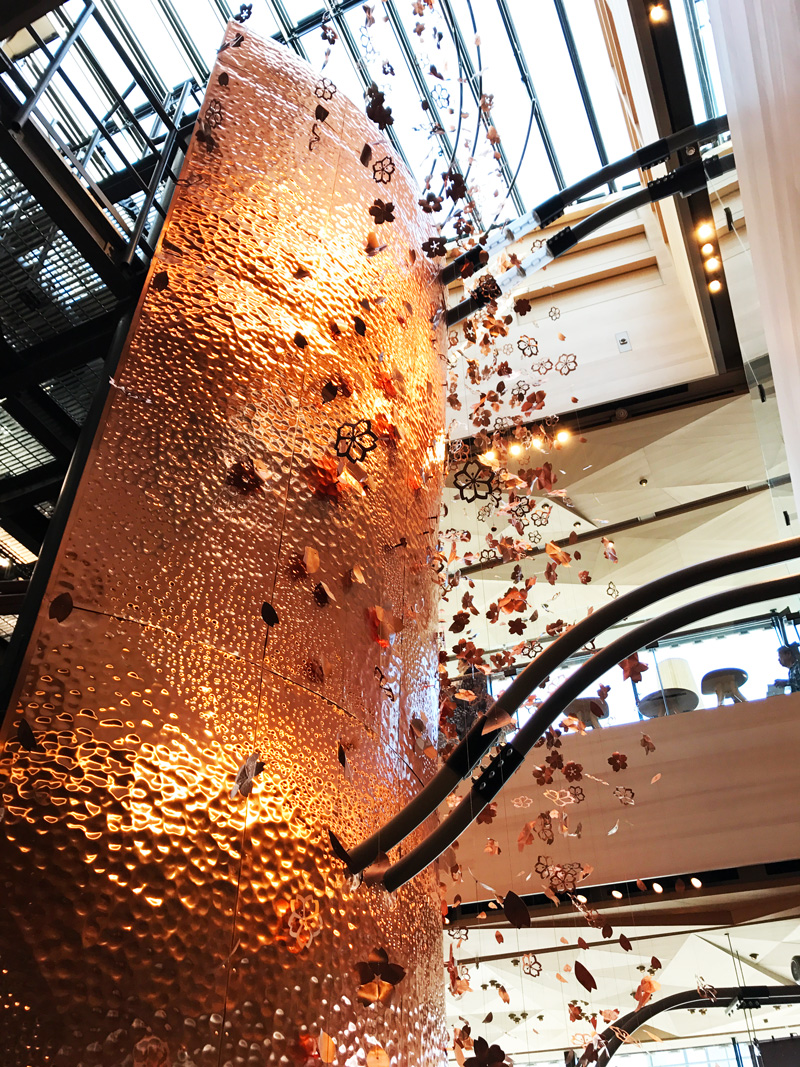 中目黑新開的「星巴克臻選烘焙工坊」店內，有一座猶如金屬櫻花樹般的咖啡筒，四周懸掛著金屬櫻花花瓣。（攝影：李清志）