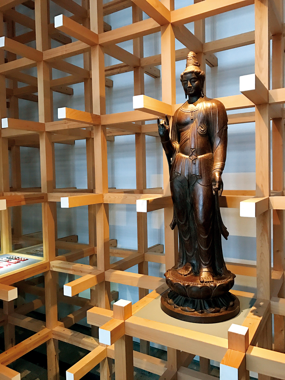 大廳盡頭擺放著日本美麗女神的雕像，表達的正是，齒科醫療技術是追求美感的藝術，而不只是一般醫務治療而已。（圖片來源：李清志）