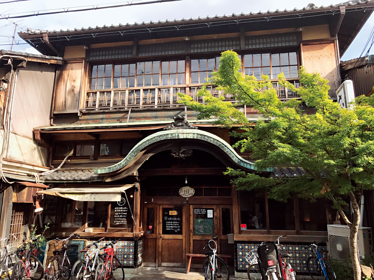 Café Sarasa是傳統日式澡堂改建成，不僅有唐破風入口，深色的木頭建材也帶著悠久歷史的痕跡。（攝影：李清志）