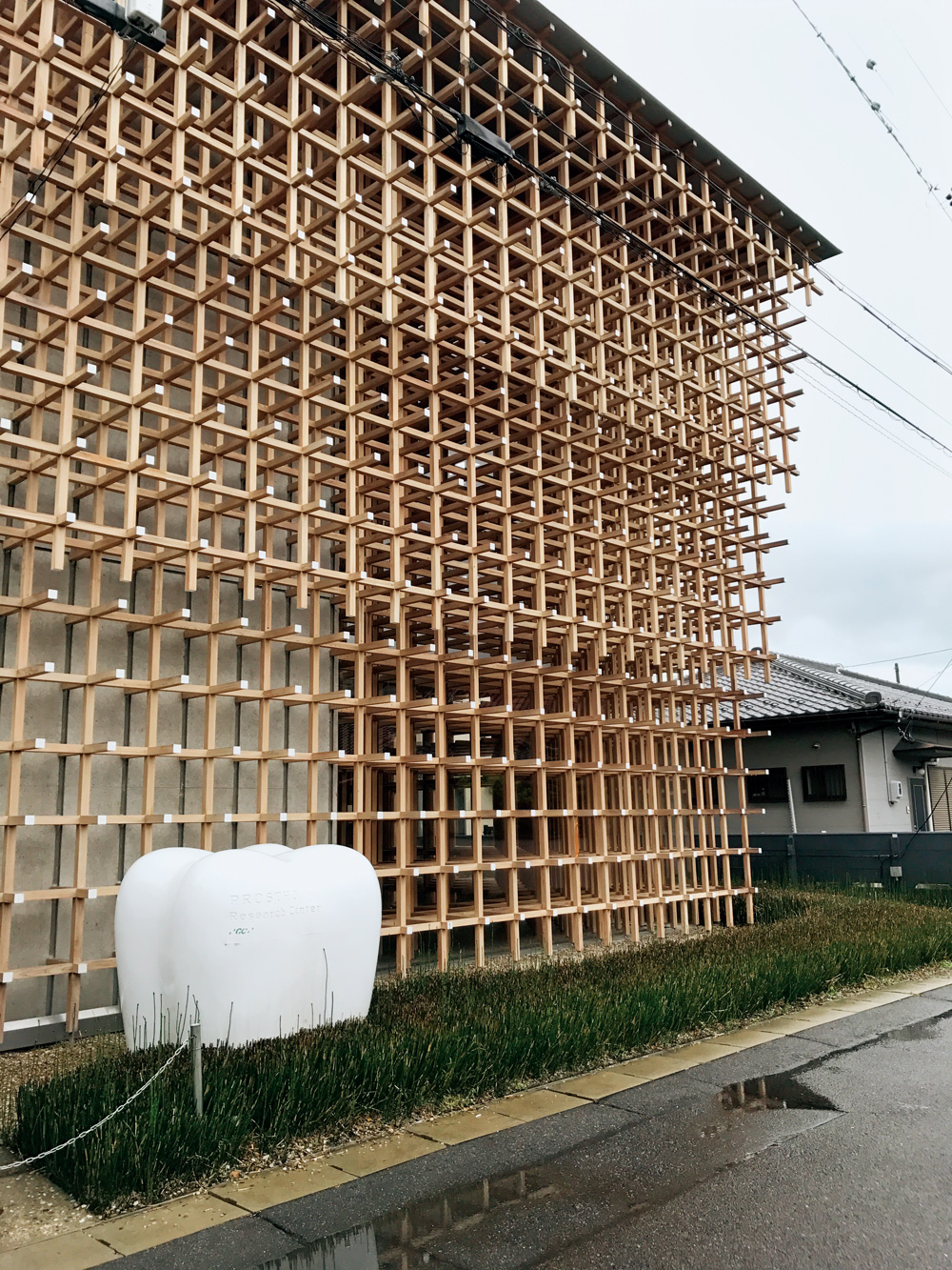日本飛驒高山地區，長久以來就有高超的木匠工藝，齒科博物館的木頭格狀結構，就是以這種可拆解的格狀結構所組成。（圖片來源：李清志）