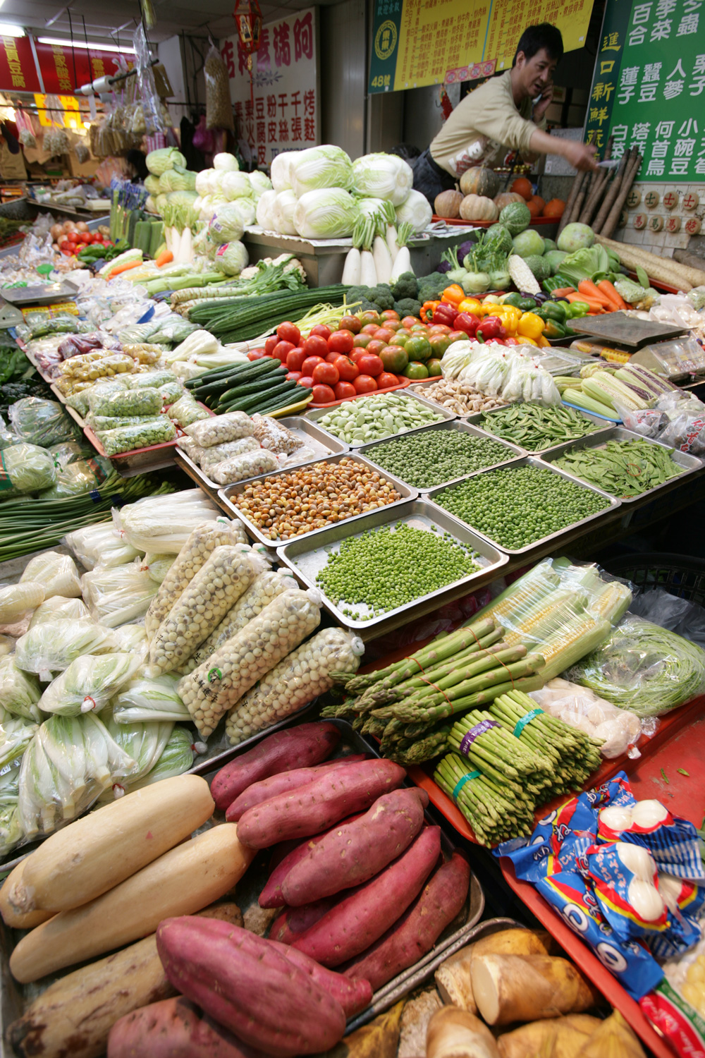 「東東蔬菜的」的菜價格雖高，但洗淨剝好的菜蔬，整齊漂亮的擺在攤上，儼然像是一座精品店。（攝影：陳炳勳）