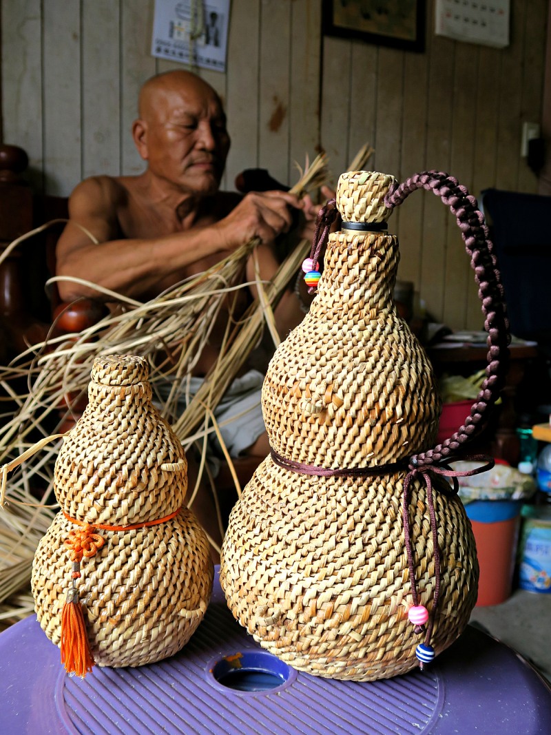 花蓮新社部落的工藝師周智慧也以巧思將黃藤編織成葫蘆型的酒壺。