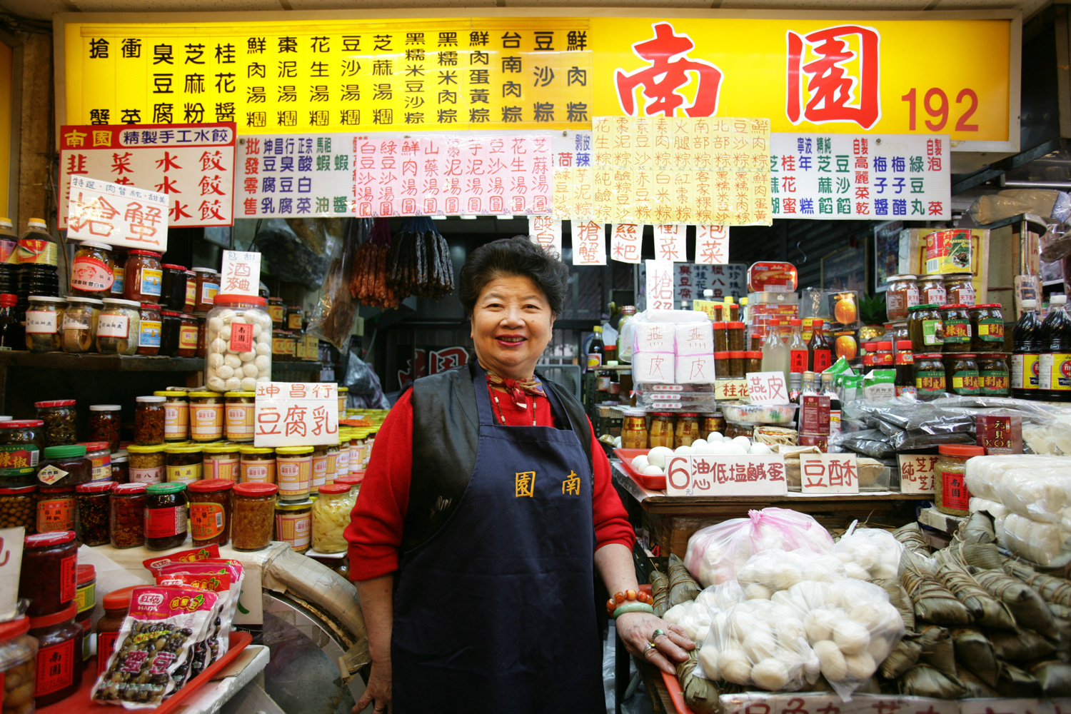 「南園」鍾奶奶在南門賣湖州粽子已超過50年。（攝影：陳炳勳）