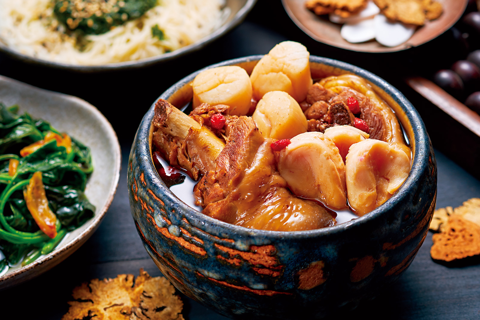 肥嫩的仿土雞腿、北海道生食等級的干貝與小顆原鮑粒，配上十全湯底，把山海滋味全部匯聚在這一盅湯裡。（攝影：高大鈞）