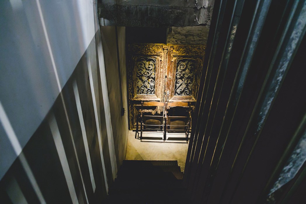 從一樓餐廳通往地下室的樓梯，神秘氛圍讓人想一探究竟。（攝影：宿昱星）