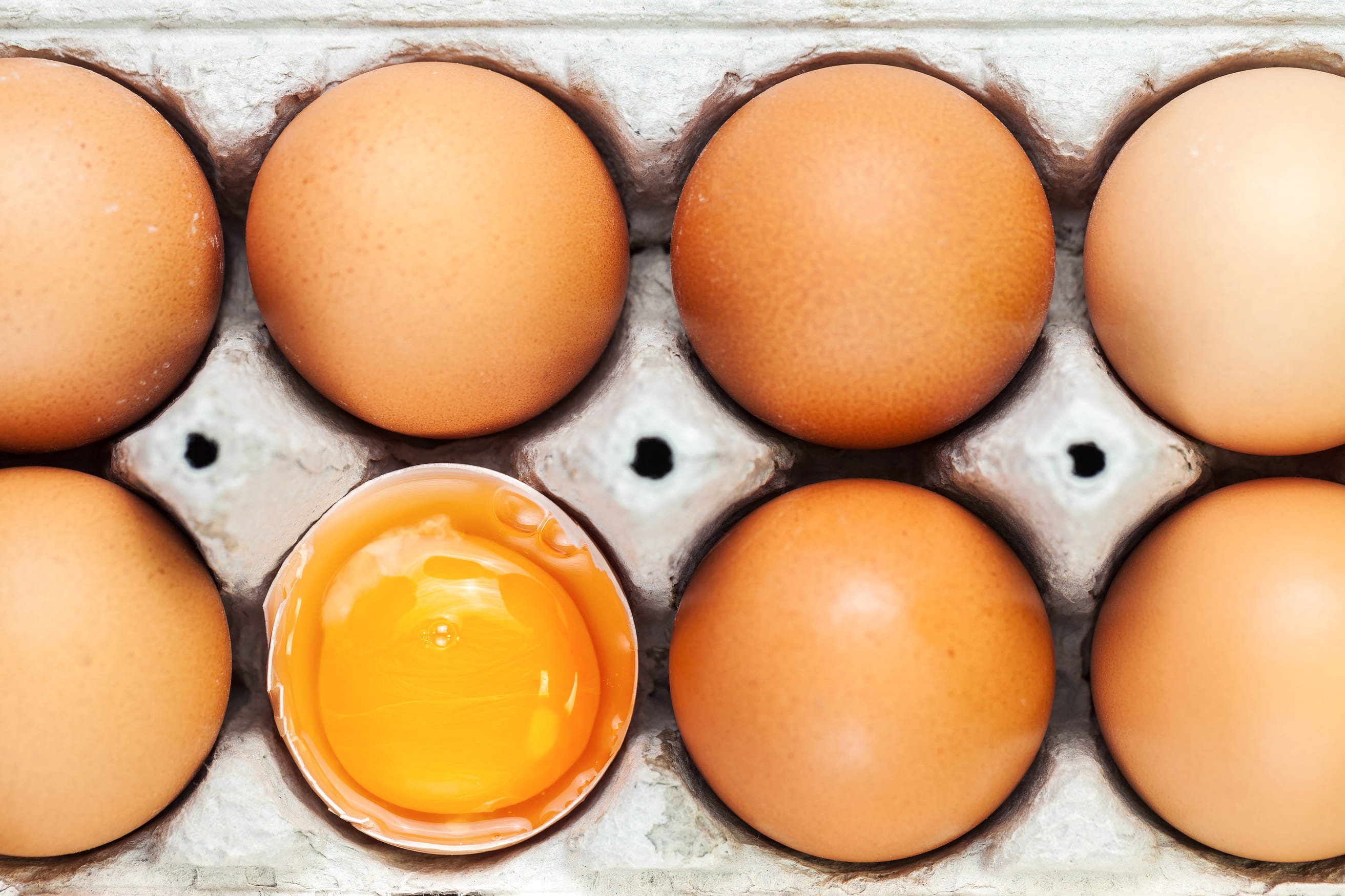 液蛋的來源多半是無法裝入市售盒裝的洗選蛋，因為超出規格以外（稱為格外蛋），因此多被拿來製成液蛋。（圖片來源：Dreamstime／典匠影像）
