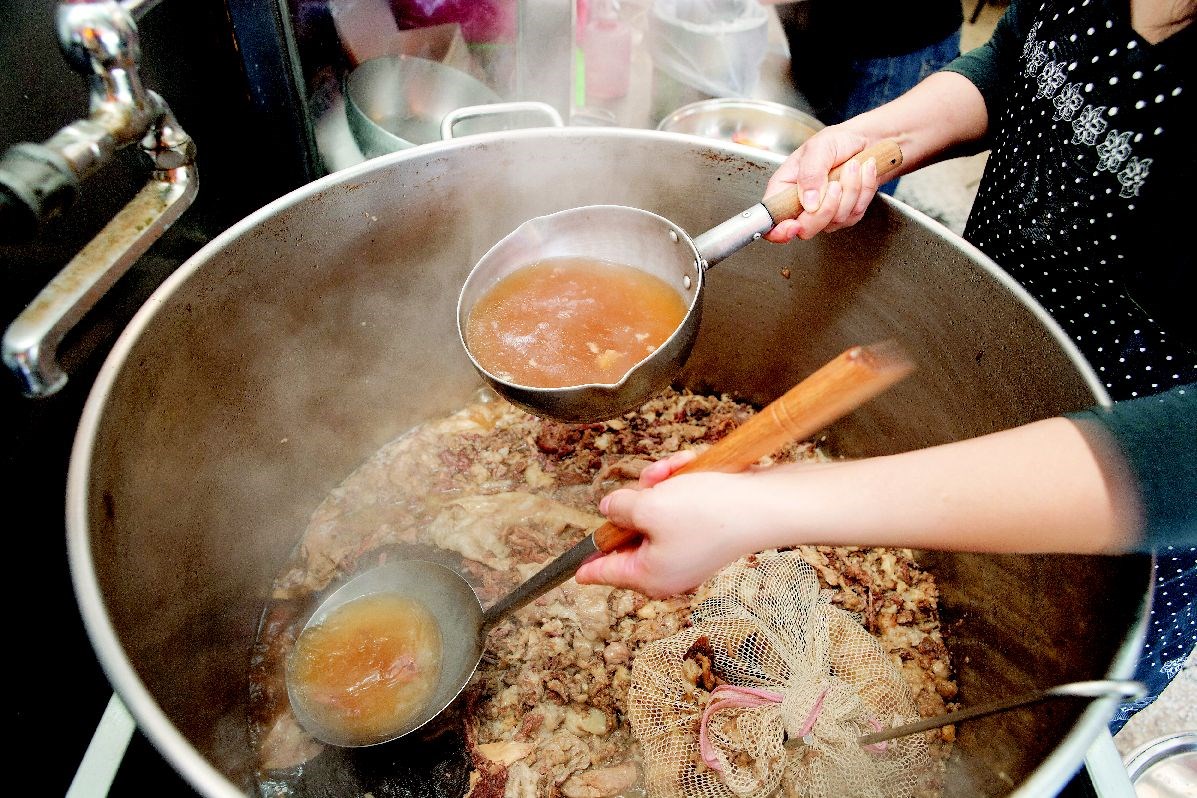 阿裕牛肉的高湯下重本，牛筋牛雜加十幾種蔬果將近一噸的大鍋每天煮兩次。（攝影：邱如仁）