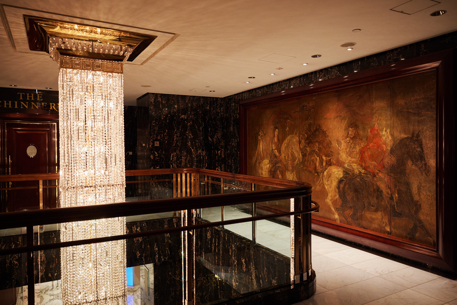 香港文華東方酒店各樓層陳列許多精緻藝術品，讓住飯店像逛藝廊。（攝影：石吉弘）
