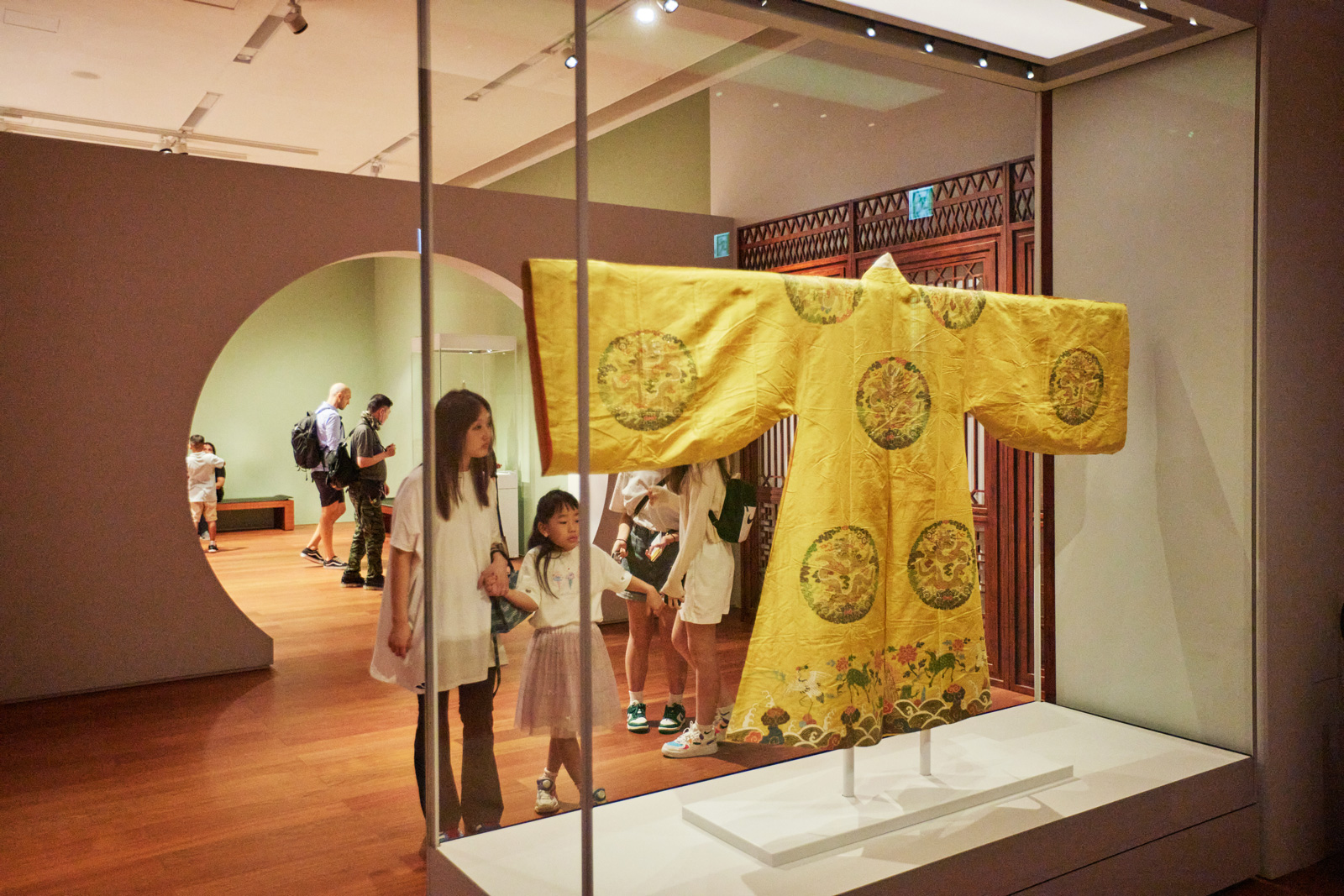展覽現場展示的黃袍，這是乾隆皇帝凌晨4點起床，在寢宮養心殿梳洗穿戴完畢後要穿戴的朝服，正式開啟他忙碌的一天。（攝影：石吉弘）