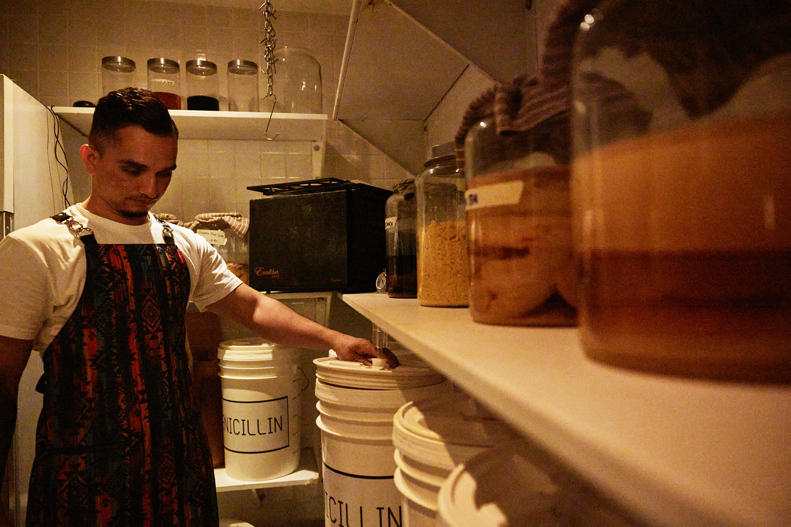被酒吧員工戲稱「臭房間」的發酵室，放著成排發酵桶和透明罐，許多有趣飲料在這裡生成。（攝影：石吉弘）