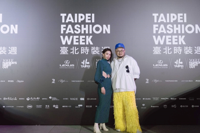 Lamorcom愛康創辦人吳瀅瀅（左）接受Vogue雜誌的邀請出席臺北時裝週閉幕盛會，並與知名設計師簡國彥合影。（圖／Lamorcom愛康）