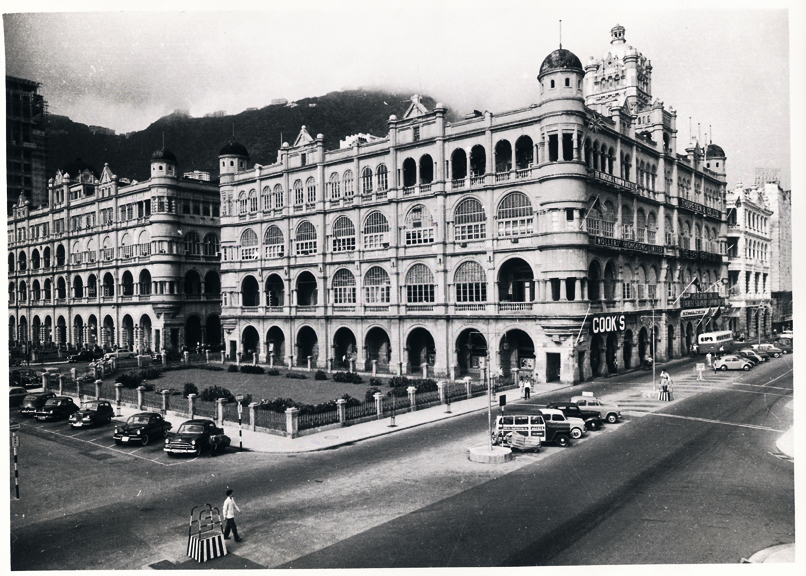 位於維多利亞港的皇后行（Queen's Building）在1960年11月被拆除，由香港文華東方酒店取代。（圖片來源：香港文華東方酒店提供）