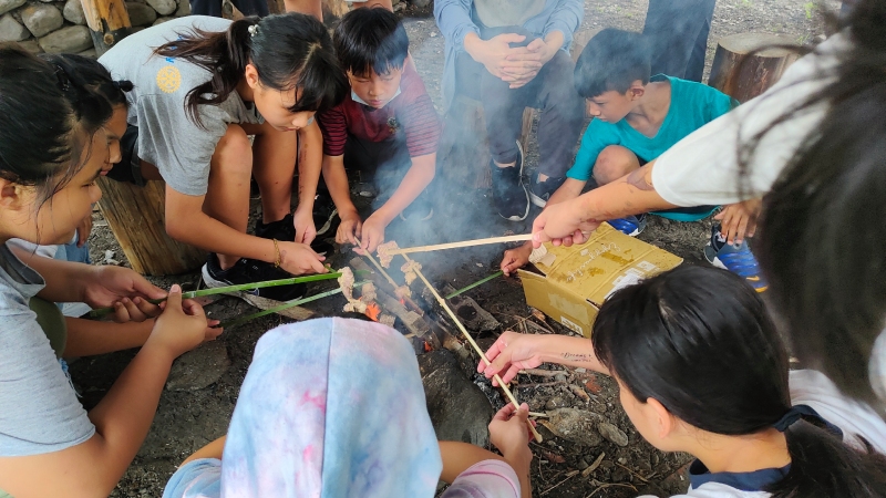 耆老帶領學生們一起醃豬肉、烤肉，在傳統食農教育中學習泰雅美食文化。