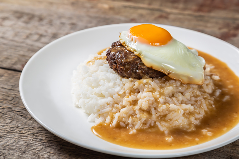 夏威夷常見的平價美食Loco Moco，最基本的組成就是米飯、漢堡肉、蛋。（圖片來源：Dreamstime／典匠影像）