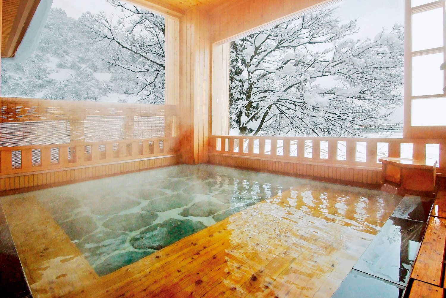 下雪的冬季，在戶外女湯區泡溫泉，彷彿置身於畫裡。（圖片來源：高半旅館提供）