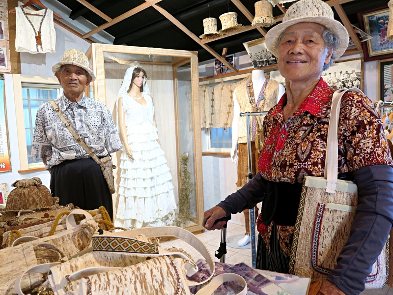 沈太木與太太潘秀仔經過多方嘗試下，將這項傳統樹皮布製作工藝發揚光大，甚至完成一套新娘禮服。