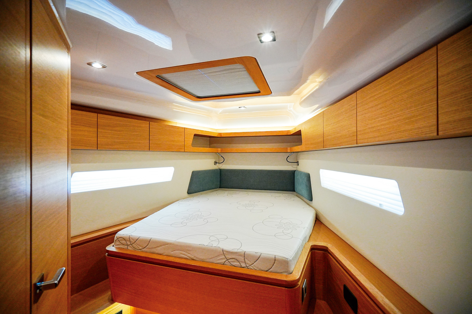 現代大型帆船內部空間已經非常舒適，主臥室甚至可躺下兩個成人也綽綽有餘。（攝影：林韋言）