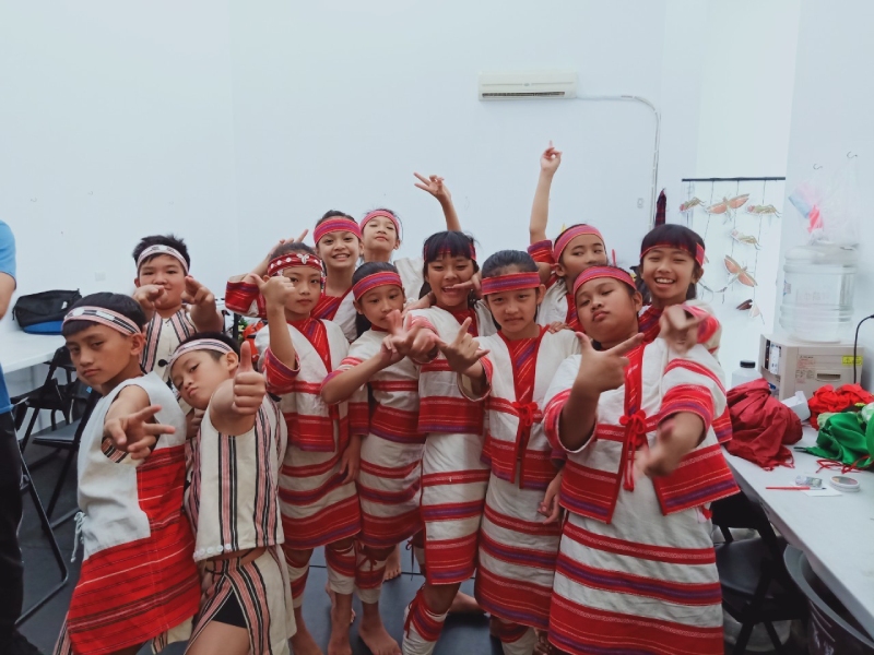 武塔國小的學生不但傳統舞蹈得過縣賽優等，在與其他族群交流時，也能自信地穿上傳統服裝展現自信。