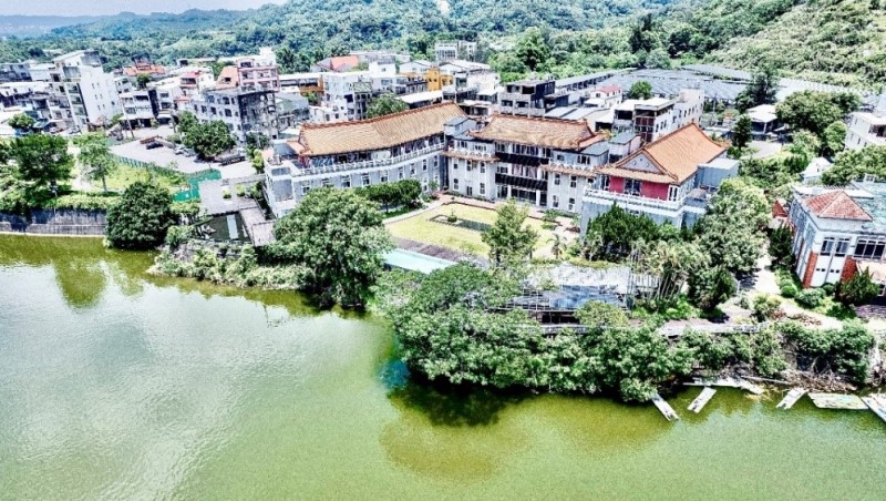 水漾月明度假文旅為閩式建築（紅瓦式飛簷神獸），明德水庫旁獨樹一格。