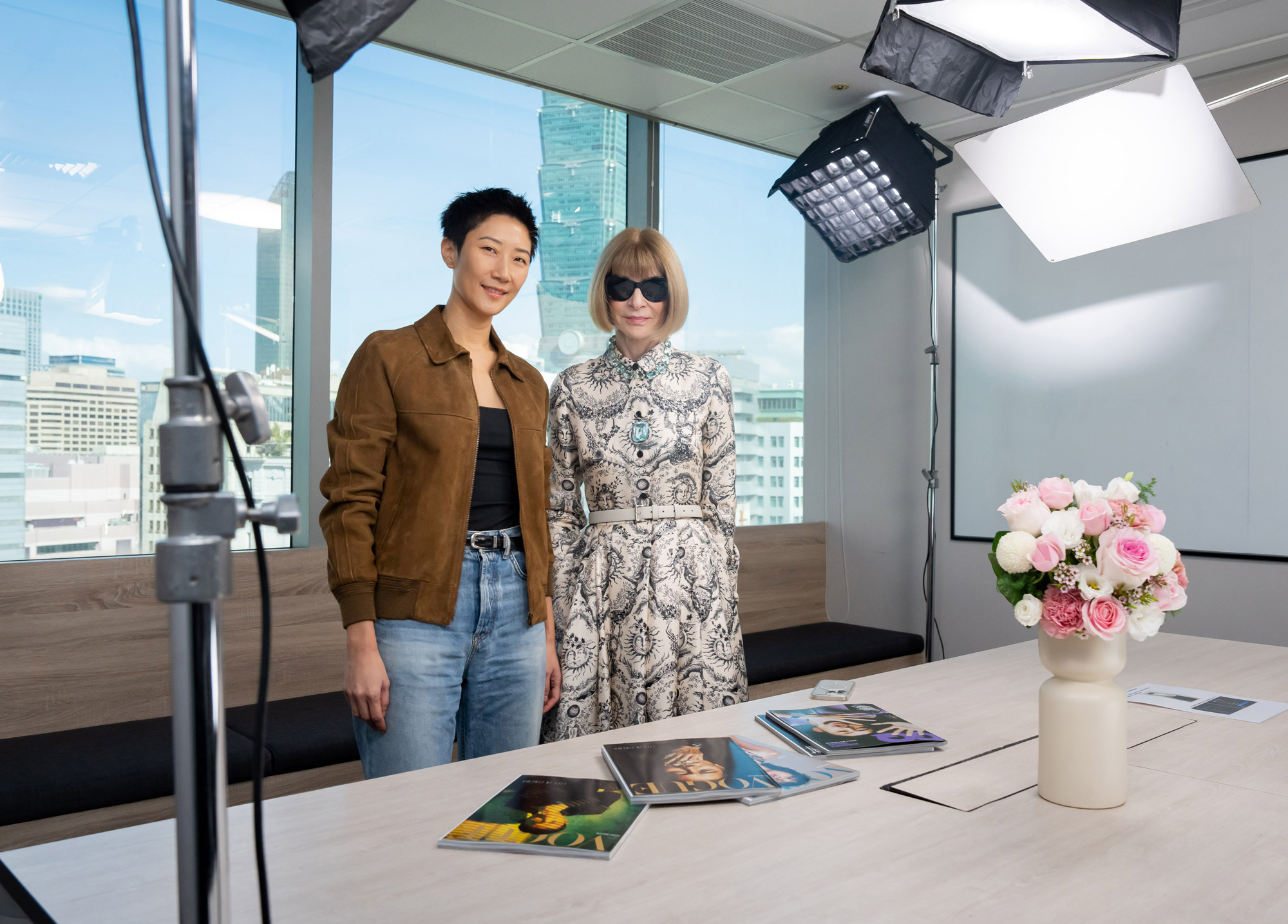 康泰納仕首席內容官兼Vogue全球編輯總監安娜・溫圖（右）與Vogue亞太區編輯總監孫怡。（圖片來源：Vogue Taiwan提供）