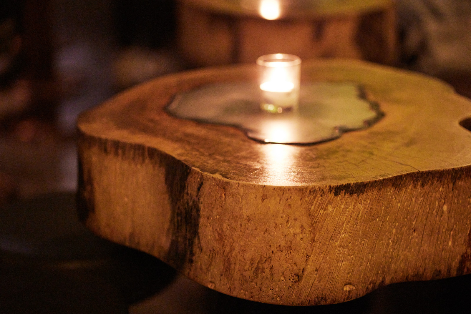 Penicillin酒吧矮桌是用颱風吹倒的廢棄樹木製成。（攝影：石吉弘）