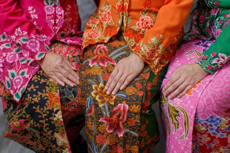 在峇里島，女賓參加婚禮時，最適合穿上傳統服裝可巴雅（kebaya），搭配色彩繽紛的紗籠和腰帶，但不能打扮得比新娘美麗。