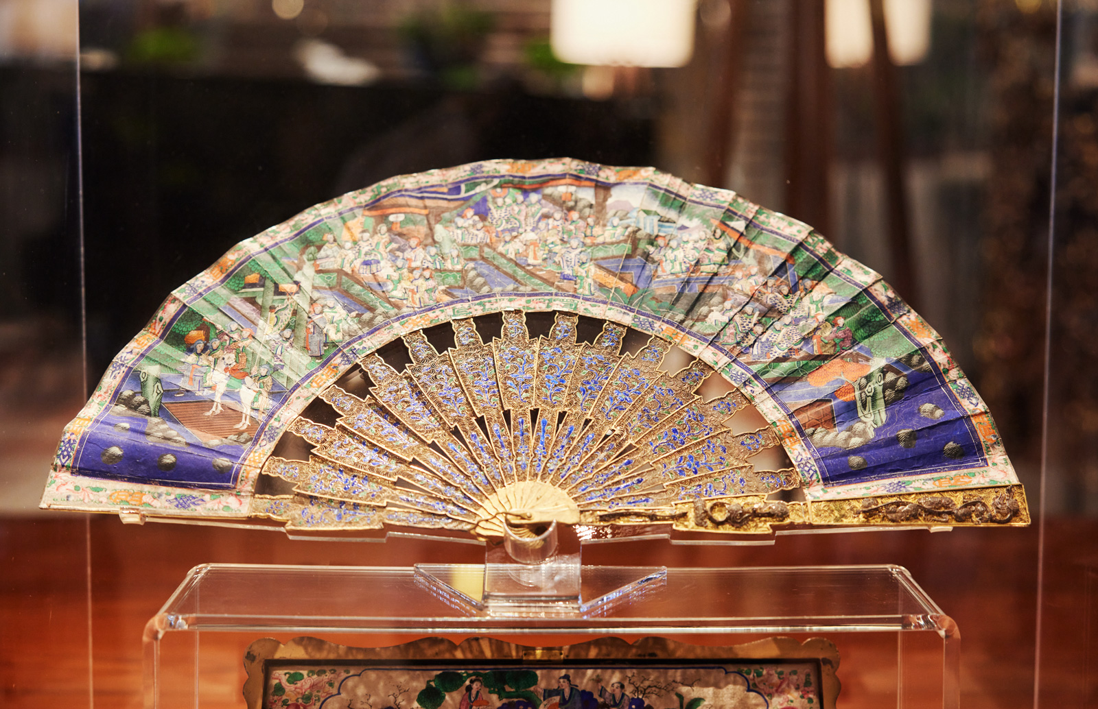 具有11片扇形的扇子，是文華東方的著名標誌，這只陳列在大廳的骨董年代約落在1870年。（攝影：石吉弘）