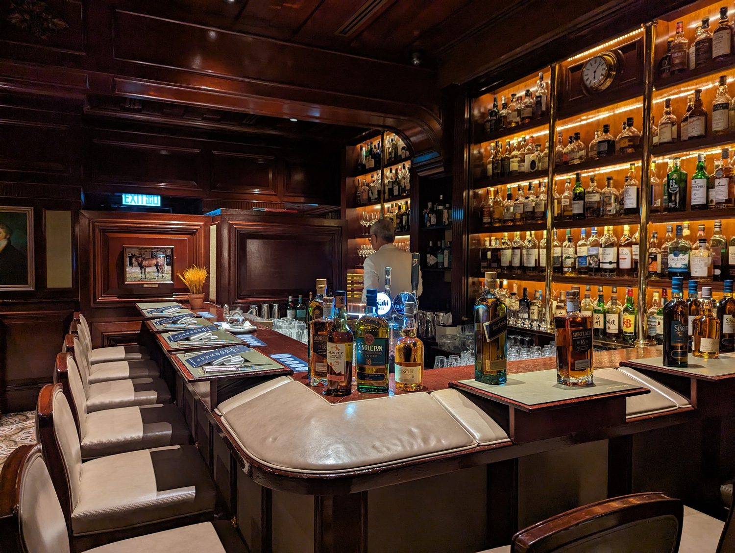 The Chinery酒吧位於香港文華東方酒店一樓，供應超過100款威士忌及牧羊人派、炸魚薯條等英國經典美食。（攝影：柯曉翔）