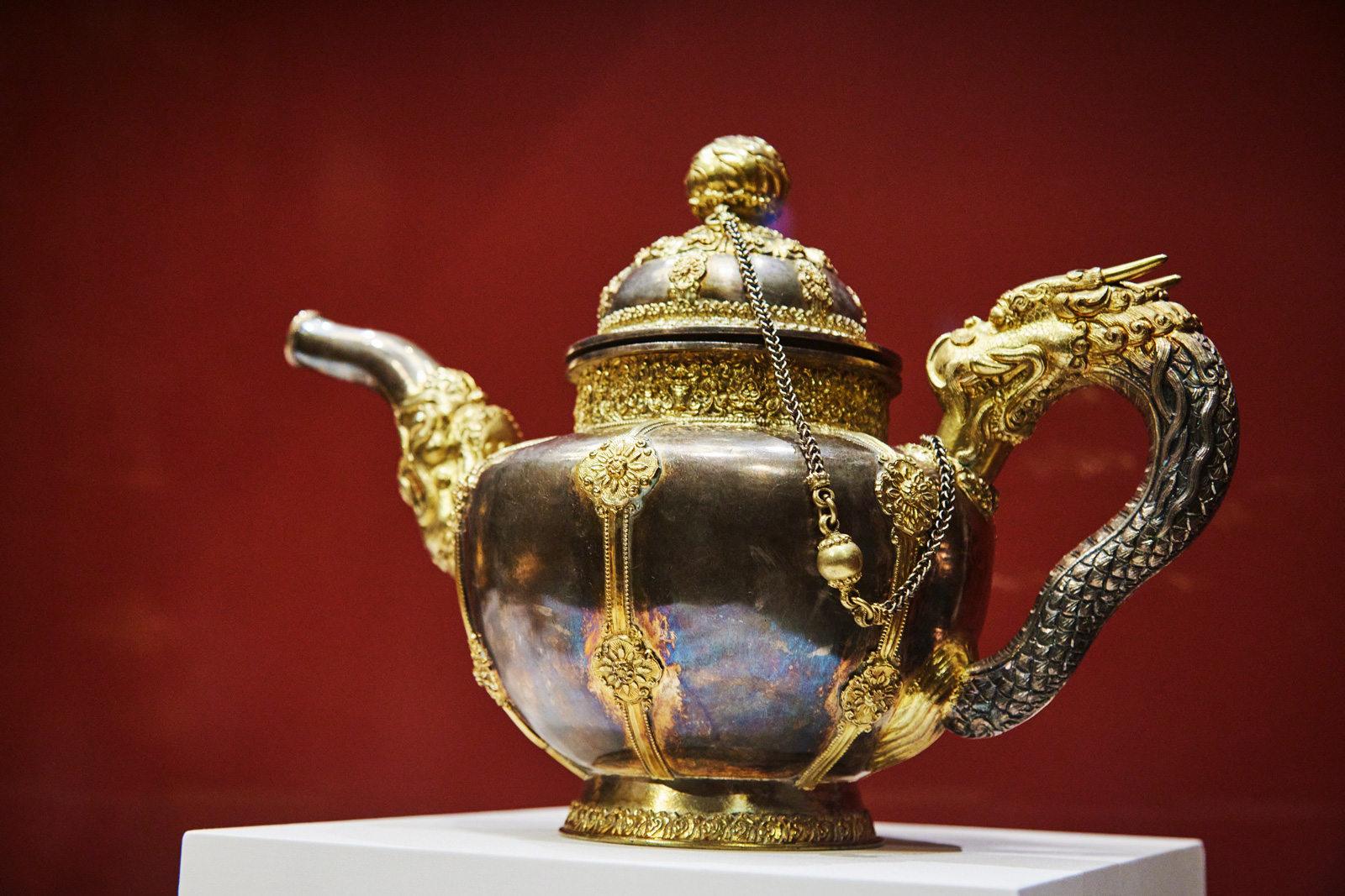 宮廷原來也愛喝奶茶，還被清帝視為國俗。更盛放在龍首奶茶壺中，顯示慎重與珍貴。（攝影：石吉弘）