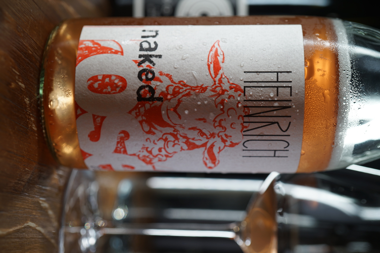 Weingut Heinrich酒莊名為「赤裸」的粉紅酒,酒精度11%,100%藍佛朗克(Blaufränkisch)釀成,酒莊在最後一行用英文標示警語:「請注意,為了喝更爽,倒酒之前,先搖一下!」(圖片來源:林裕森提供)