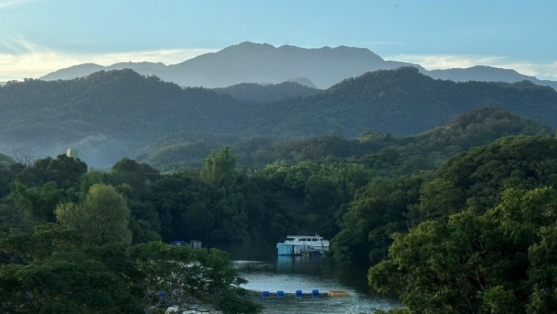 水漾月明度假文旅坐擁群山、環繞明德水庫，佇立大廳可遠望加里山、仙山等。