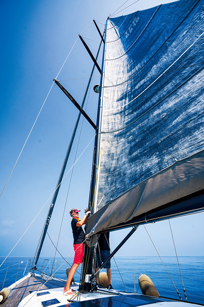 整理主帆需有足夠經驗，尤其風大時，還得爬上船桅，有一定的危險性。（攝影：林韋言）