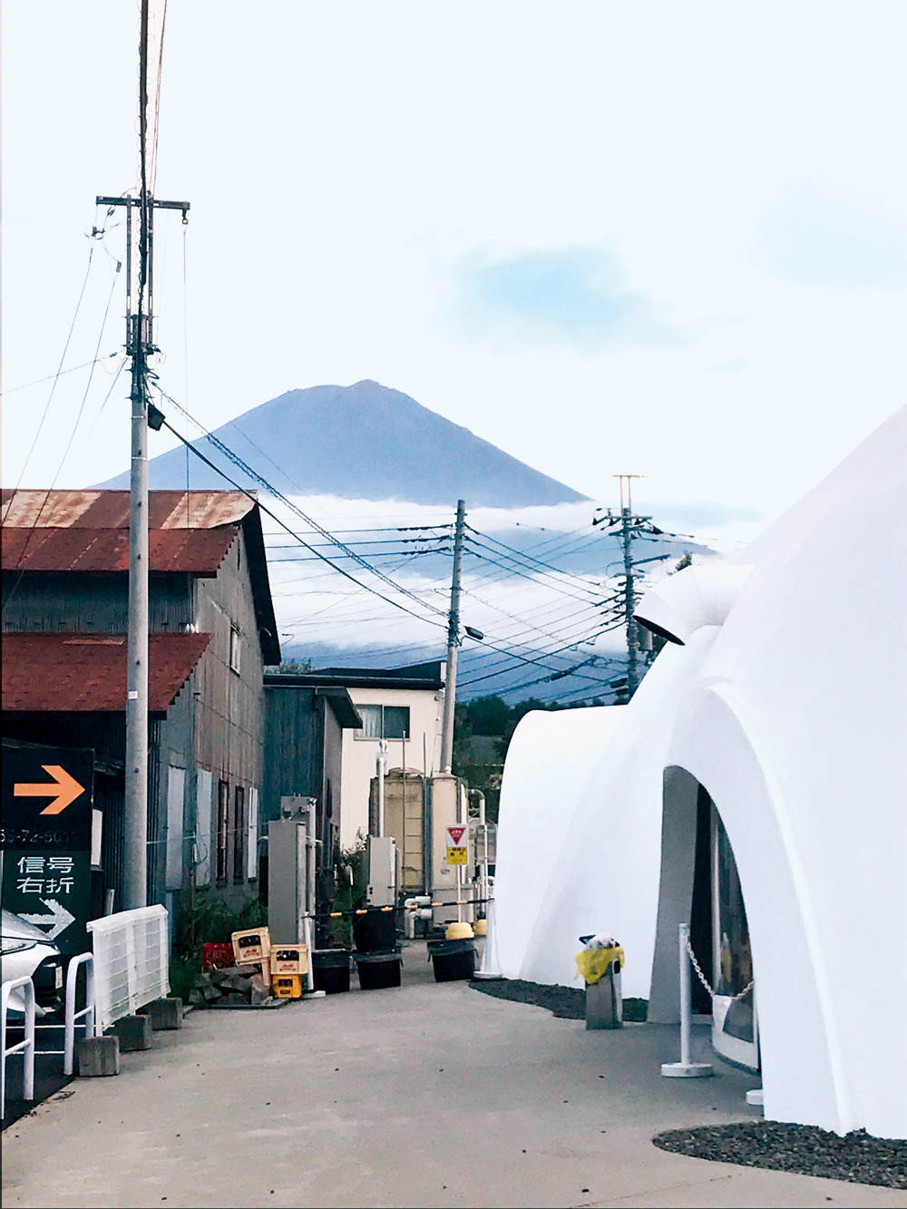 「不動茶屋」（Houtou Fudou）白色棉花糖似的造型，也與背景富士山相呼應。（攝影：李清志）