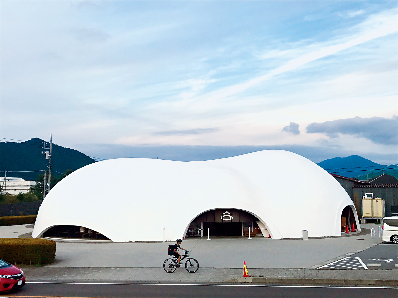 日本新銳建築師保坂猛，在富士山腳下的富士吉田市，設計建造了一座類似雲朵般的奇特建築。（攝影：李清志）