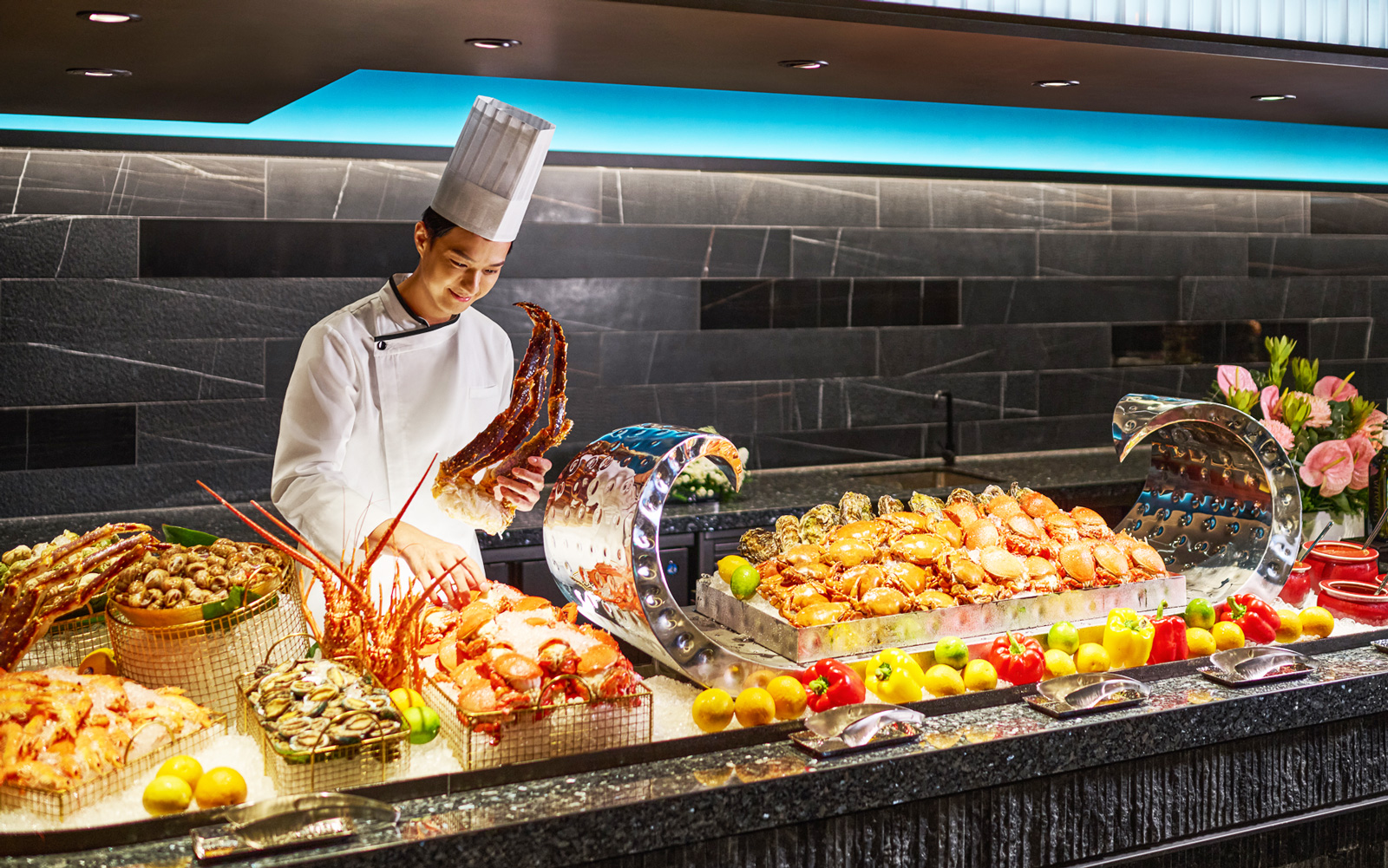 「島語自助餐廳」用高CP值的蟹蟳、大蝦、海螺等海鮮布滿餐檯，為進軍台北美食戰場搶灘。（圖片來源：漢來美食提供）