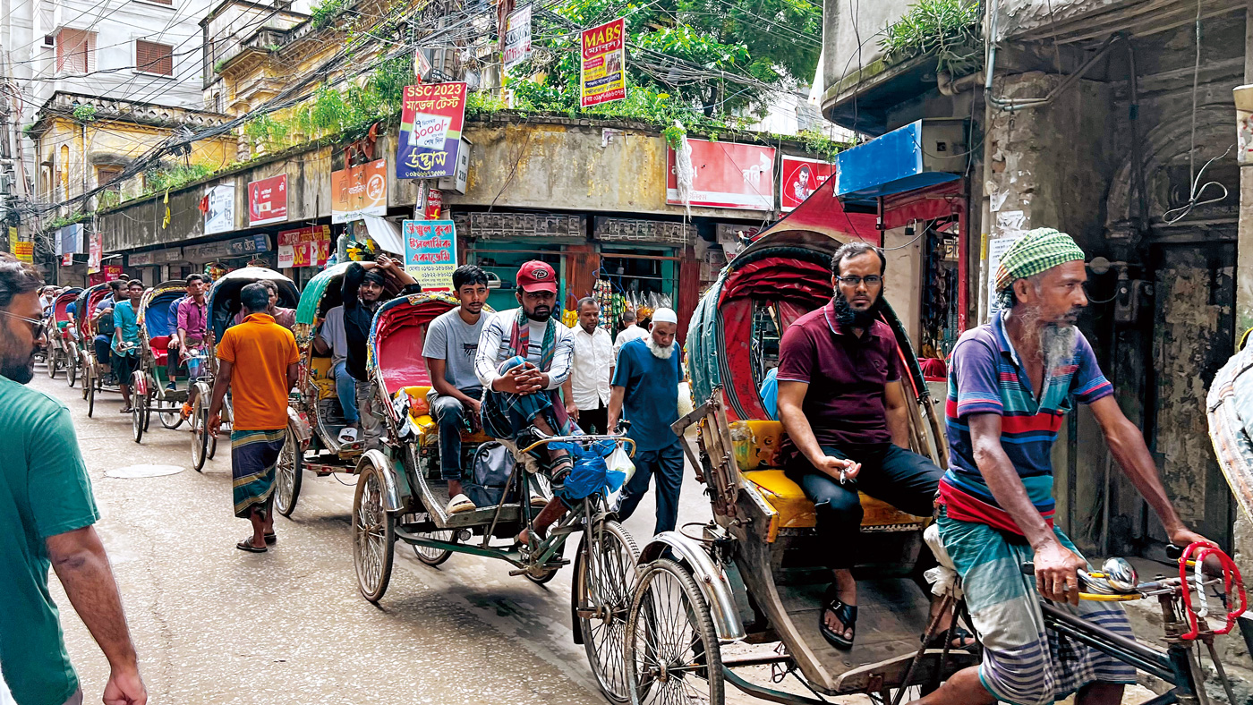 在孟加拉總是很會到處鑽的三輪車，居然也有乖乖排隊的時候。（圖片來源：方俊強提供）