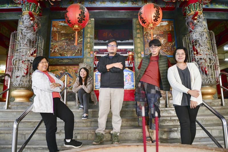 「竹東閒人」創辦人陳光斌、彭皓昀與團隊成員，策劃許多文化歷史走讀活動，期許深根在地，活絡家鄉文化。