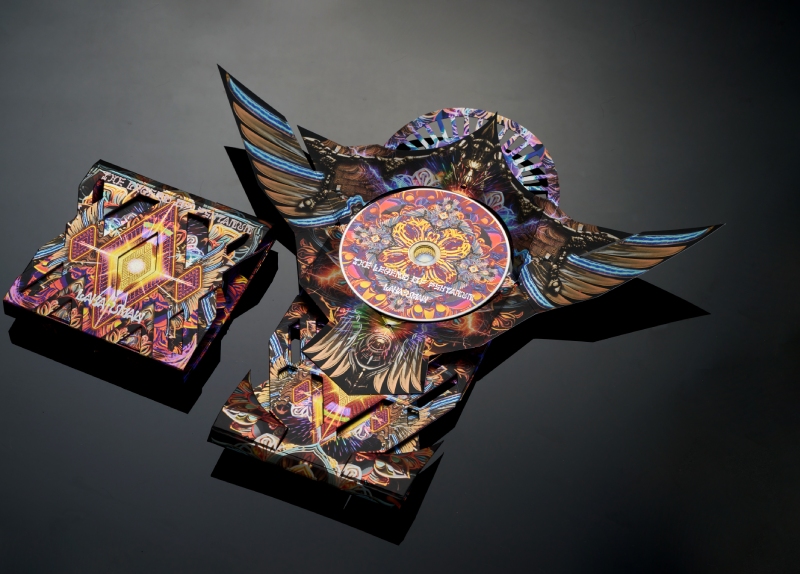 拉卡．巫茂於2023年推出的最新專輯《飛翔傳說》，裝幀設計別具巧思，封面有菱形的祖靈之眼，展開後是賽德克守護神，一隻立體的山林神鷹。