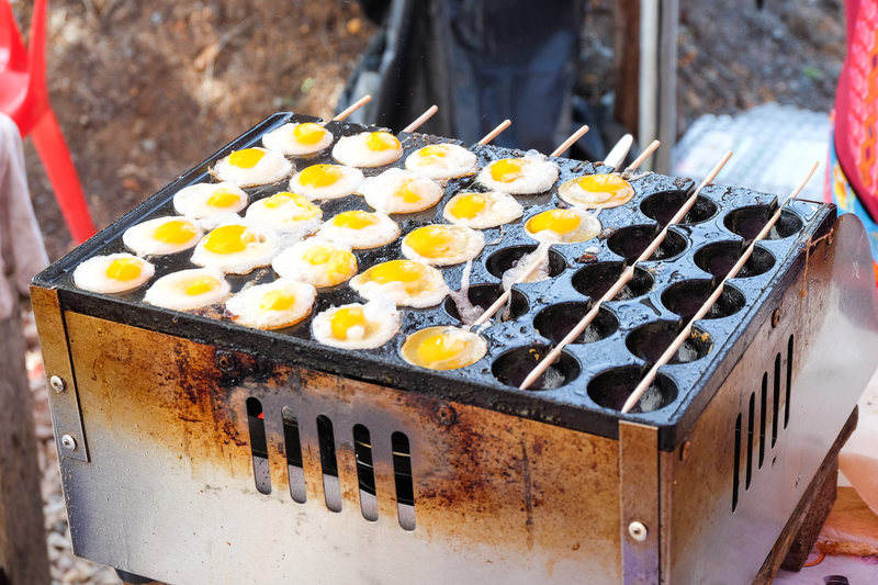 夜市裡油亮金黃的鳥蛋串便宜又美味，這些鳥蛋的由來都是鵪鶉蛋。（圖片來源：Dreamstime／典匠影像）
