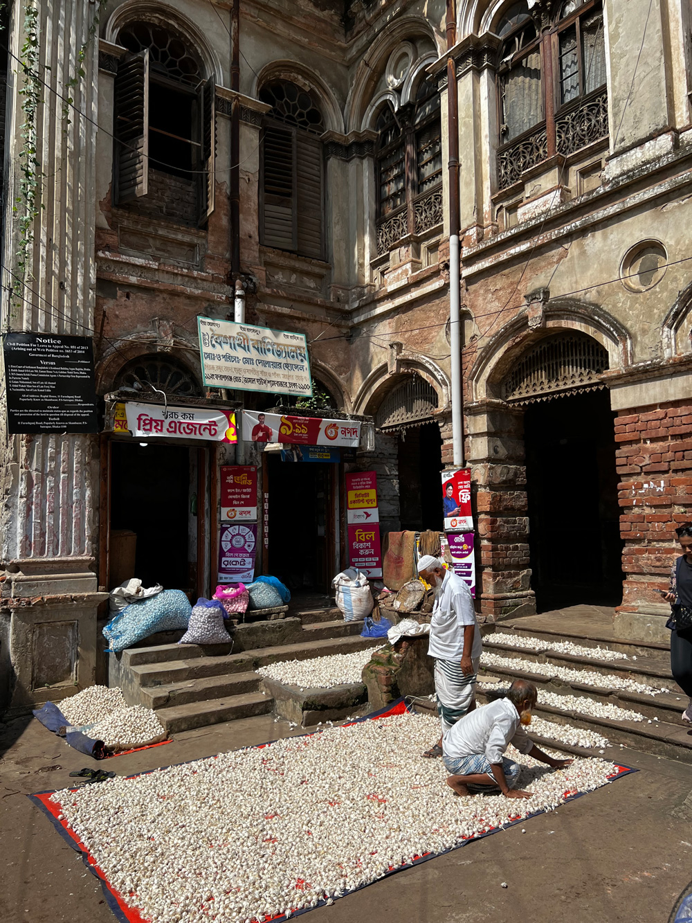 孟加拉老達卡城區的街道上，車輛和行人擁擠，但周圍的食材批發店擺滿了辣椒、大蒜和洋蔥，色彩繽紛迷人。（圖片來源：方俊強提供）