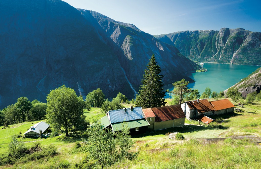 在榭歐森（Kjeasen）家庭農場，能俯瞰全球第三大的哈單格峽灣（Hardangerfjord）。（圖片來源：孤獨星球提供）