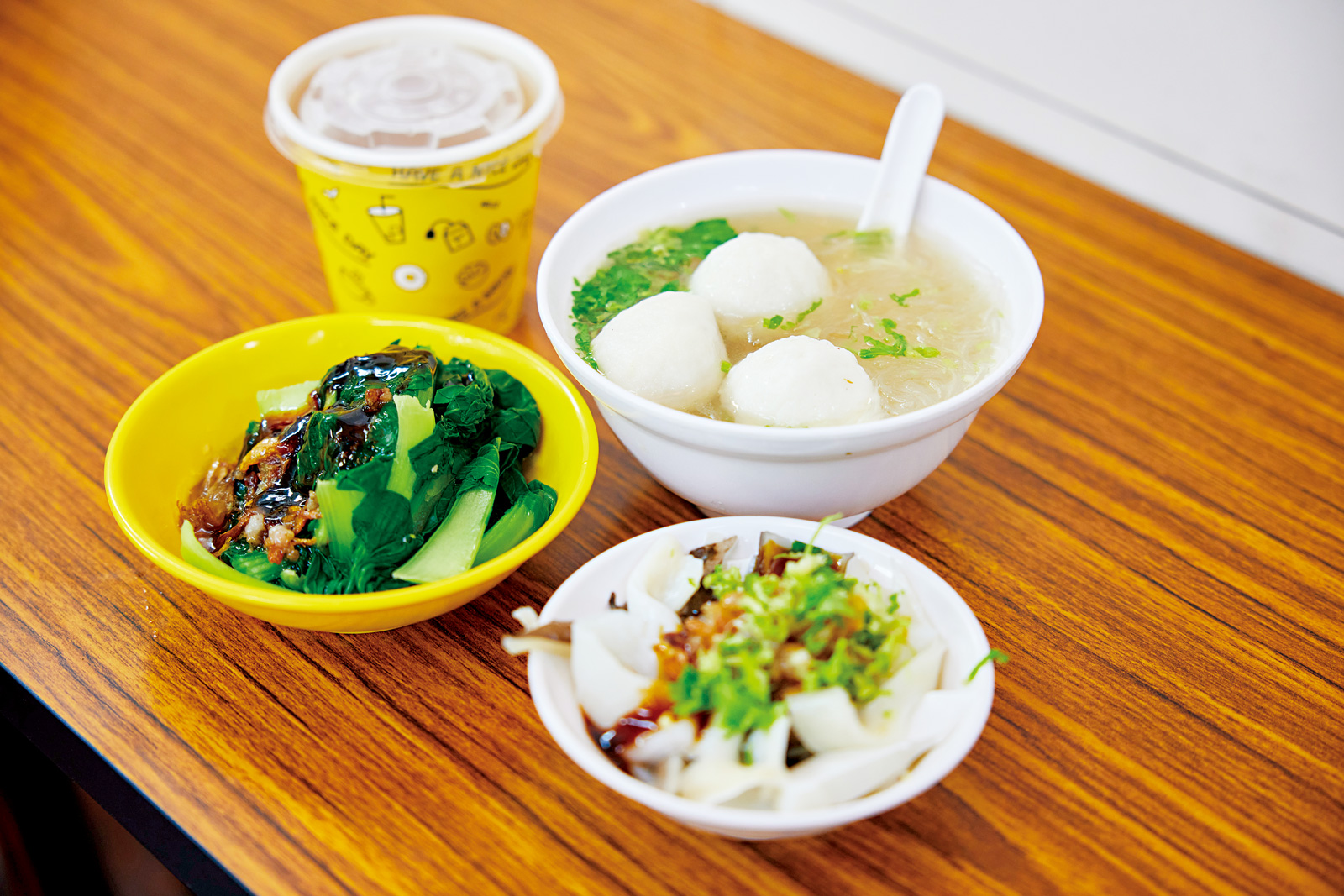 魚丸湯、燙魚皮和楊桃汁都是謝燦堂的最愛。(攝影:石吉弘)